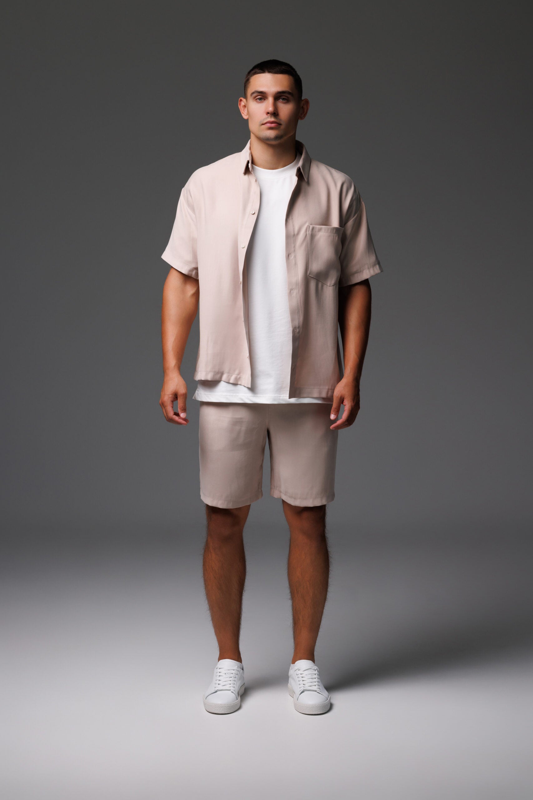 Чоловічий костюм: сорочка і шорти