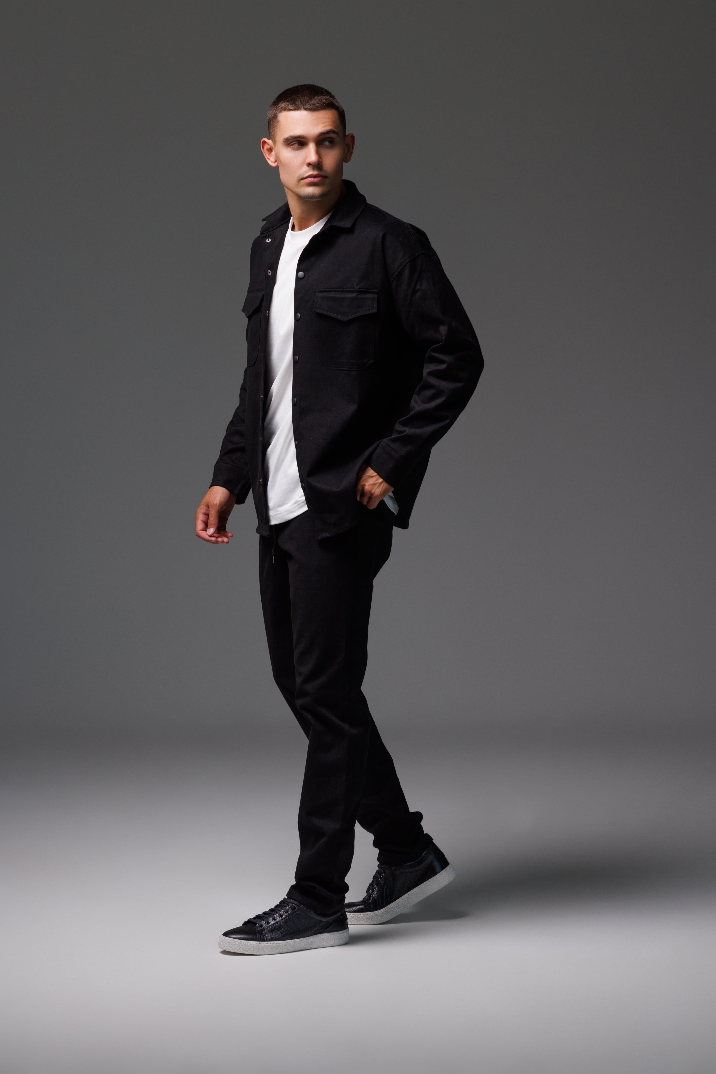 Чоловічий костюм: сорочка і брюки