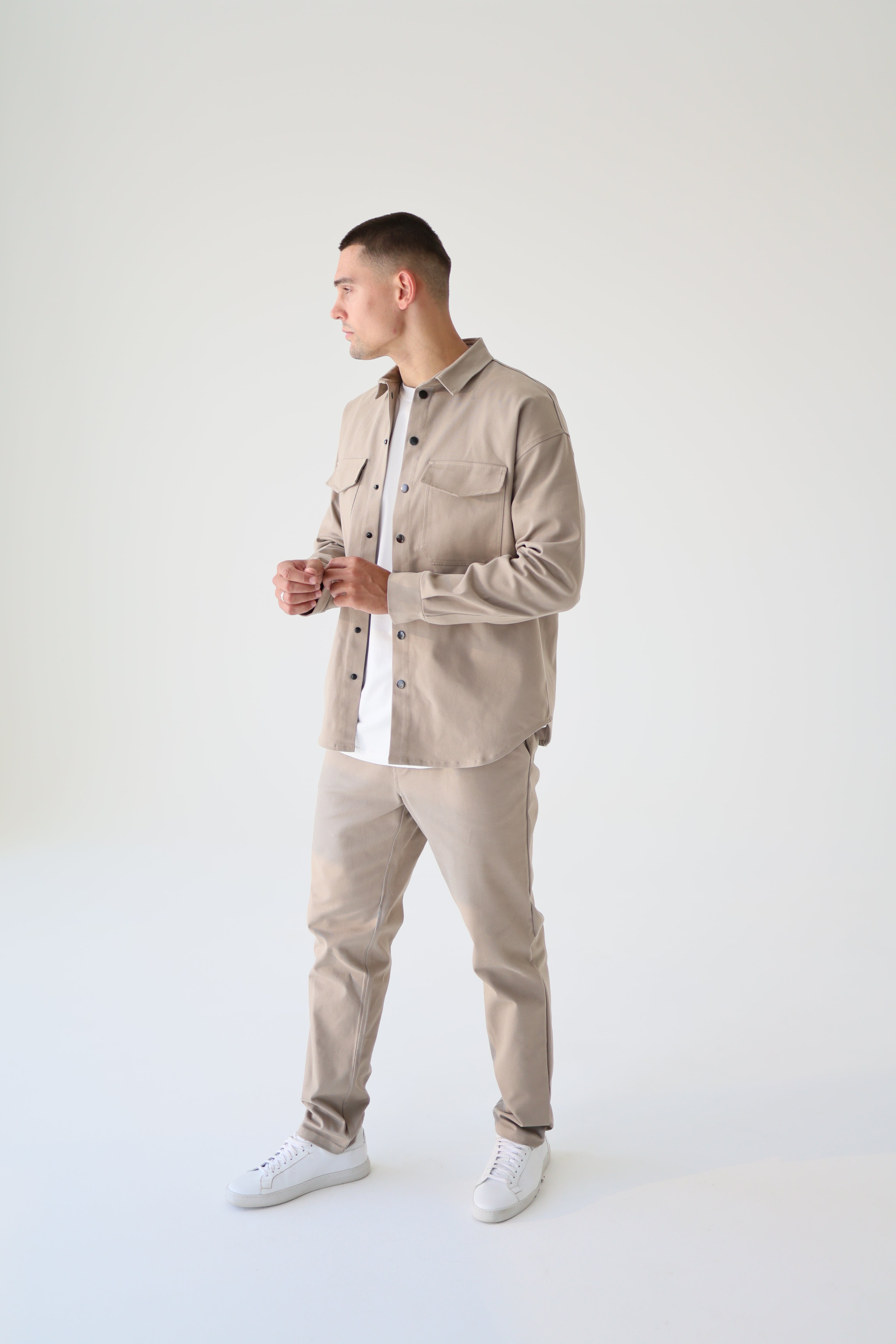 Чоловічий костюм: сорочка і брюки