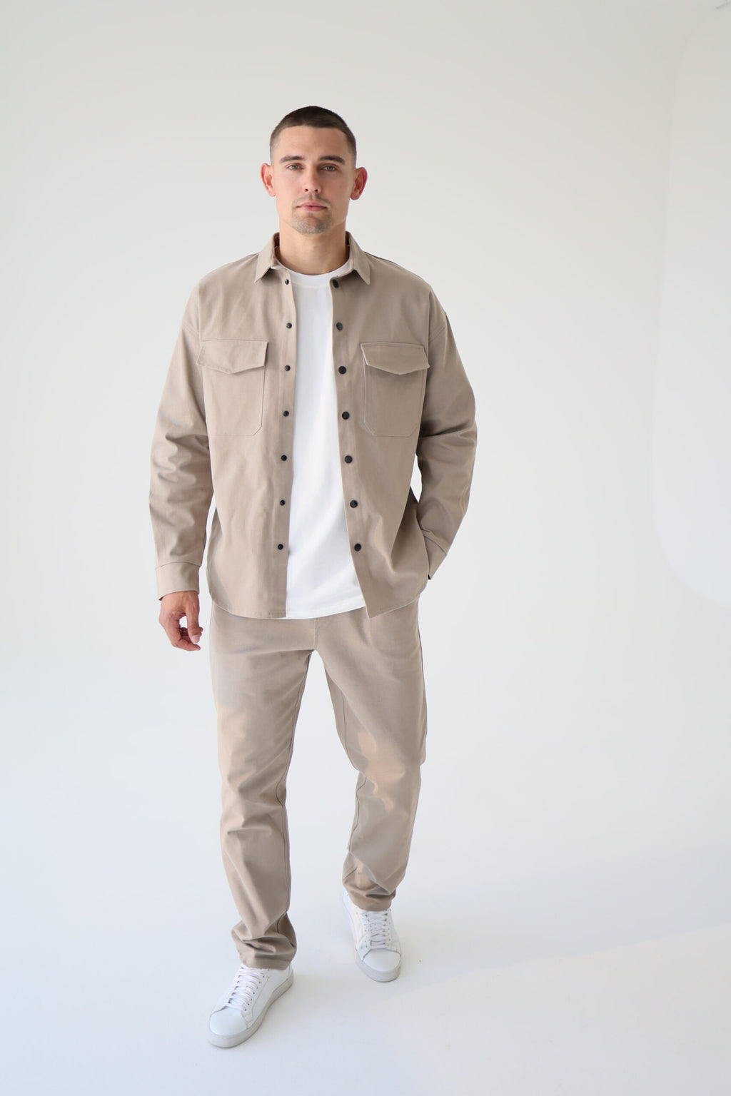Чоловічий костюм: сорочка і брюки